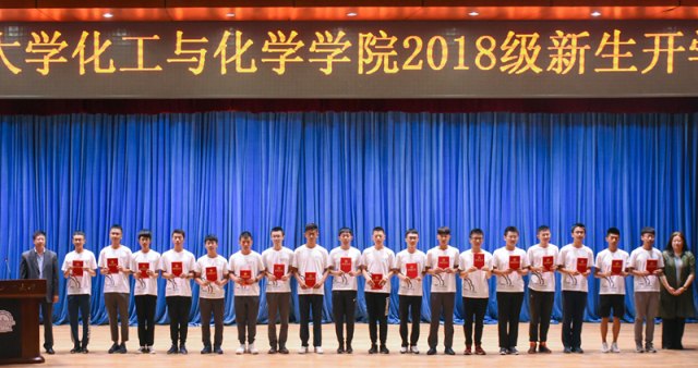 必赢565net官网副院长孟令辉、卢卫红为2018级军训优秀学兵颁奖